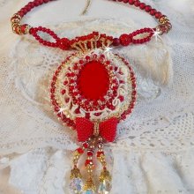 Colgante barroco Nous Deux Haute-Couture bordado con perlas semipreciosas y cristal de Swarovski 
